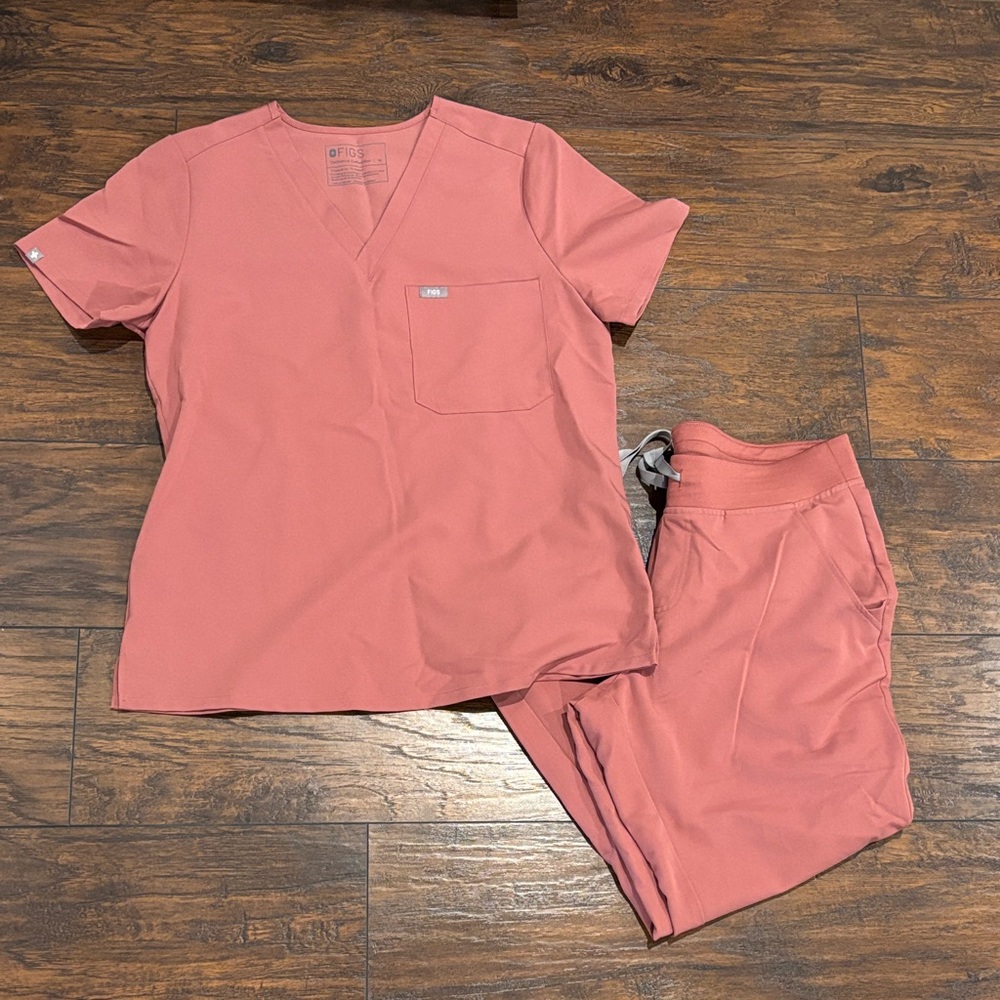 Figs Women's Coral Scrub Set